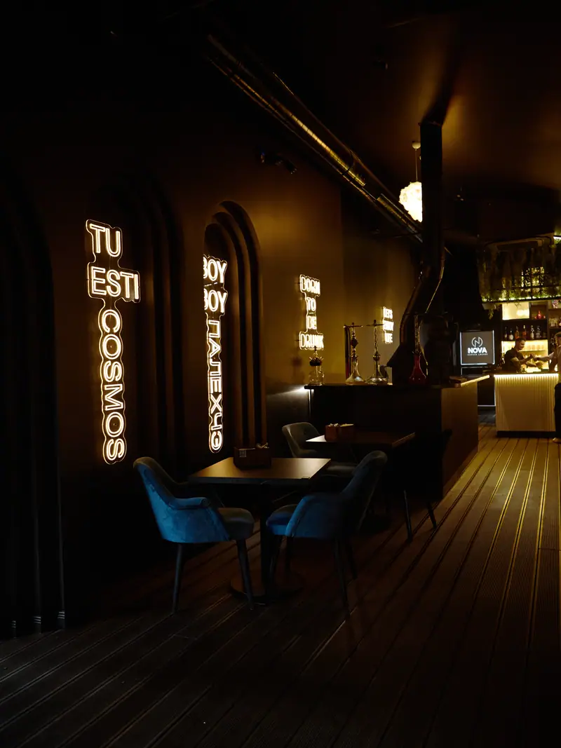 Salon întunecat cu lumini neon