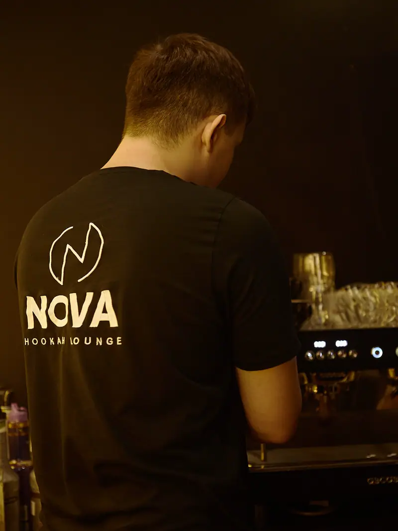 Barmanul Nova la bar, văzut din spate